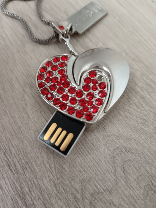 Колие сърце със скрита флашка в него