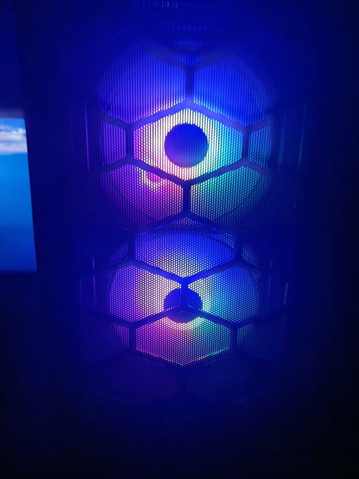 Геймърски компютър с Radeon rx 580 и Ryzen 5 4500