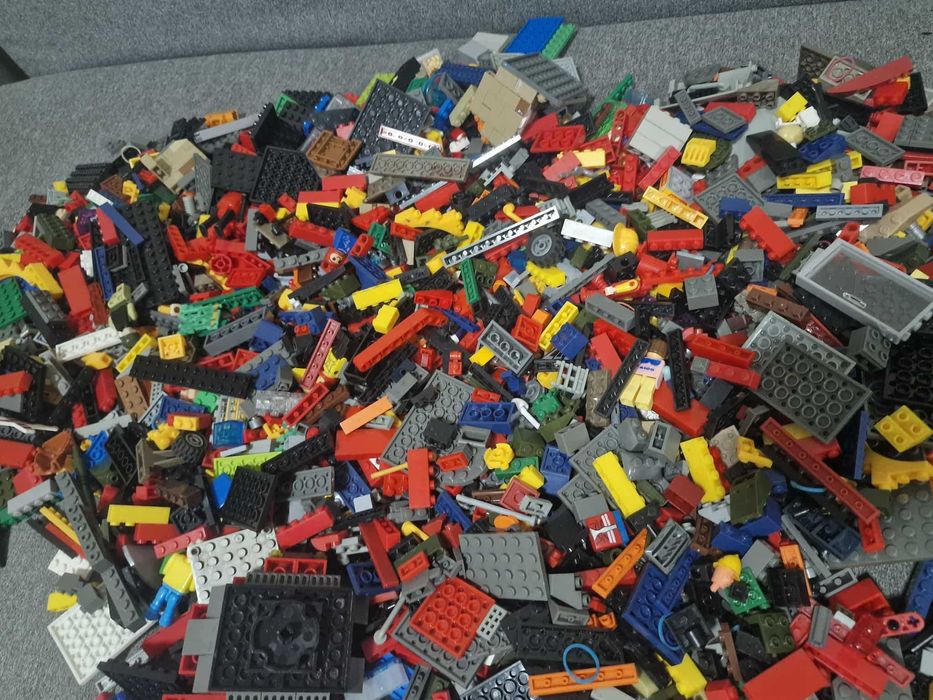 Конструктор тип лего около 3 кг има и фигурки .