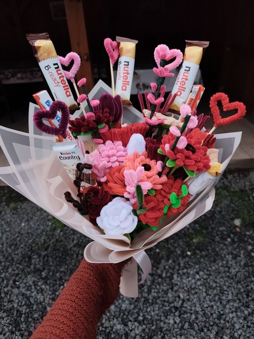 Buchete realizate manual pentru Ziua Îndrăgostiților – cadou unic, car
