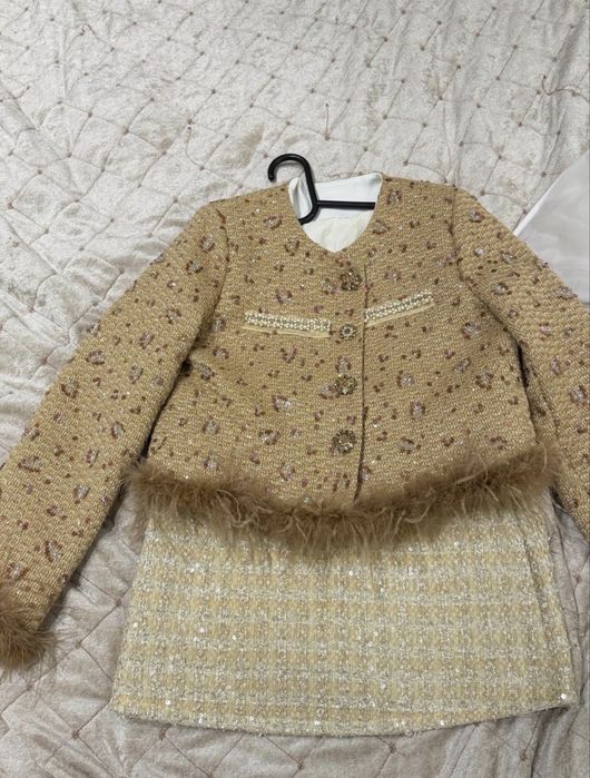 Продам костюм с юбкой