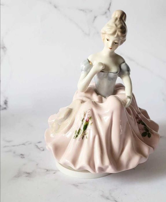 Антикварни порцеланови статуетки