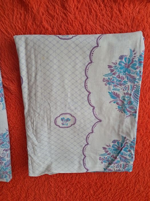 Два пододеяльника и три наволочки.