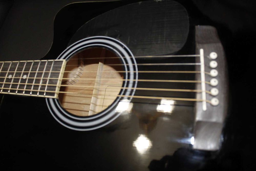 Акустична китара с метални струни
