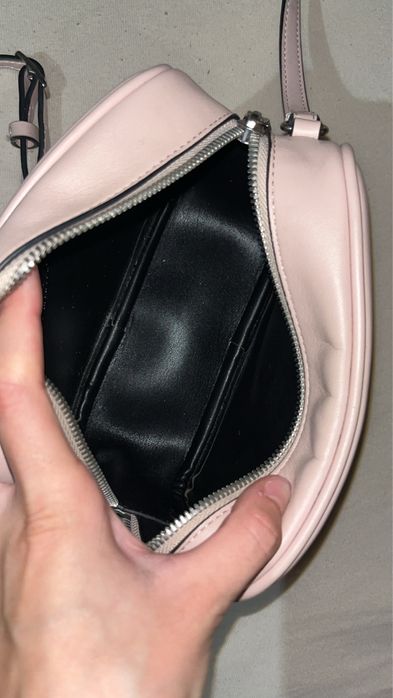 Продавам чанта Calvin Klein.Чантата е без забележки за кожата и цвета