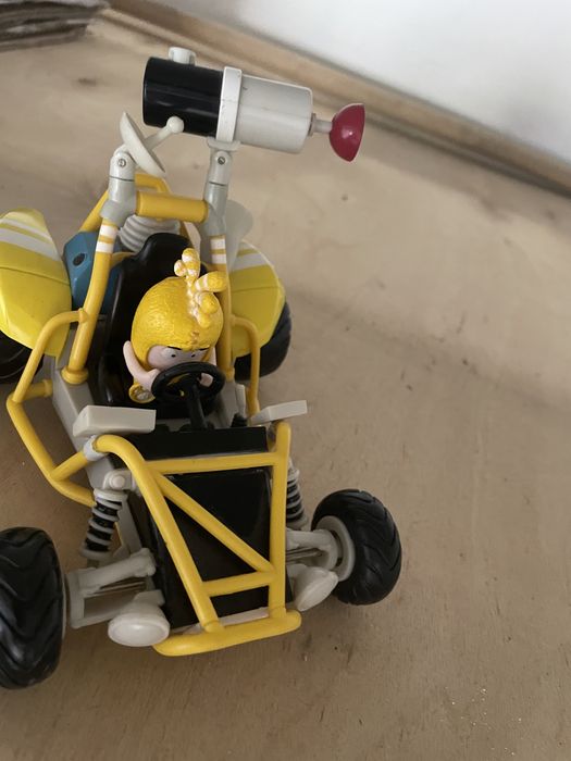 Гоночная машинка с водителем