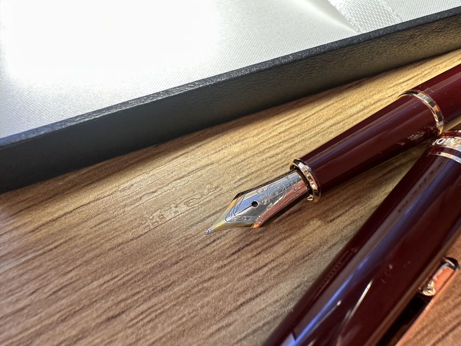 Stilou Mont Blanc visiniu, penita aurie si argintie, fountain pen