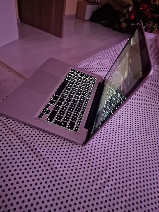 Vând MacBook Pro original, super îngrijit, cu Windows 10 Pro instalat,