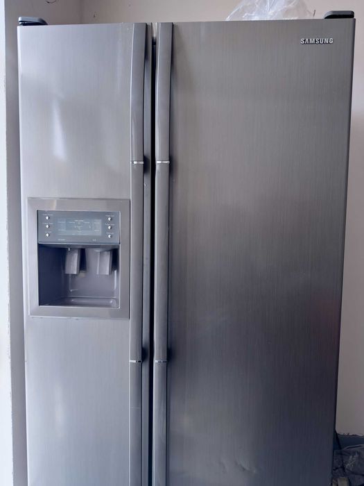 Двукрилен хладилник с фризер и вграден дисенсър за вода и лед Samsung