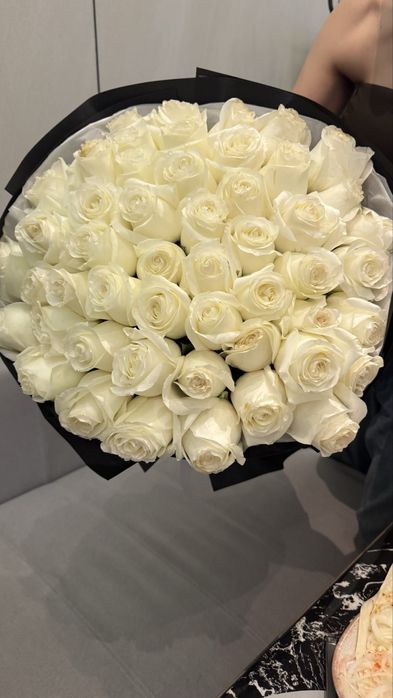 Свежие цветы белые розы