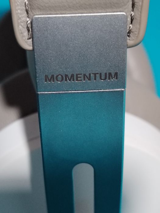 SENNHEISER MOMENTUM 3  Over-Ear, Wireless, Bluetooth, culoare alb cu crem, în stare bună de funcționare.