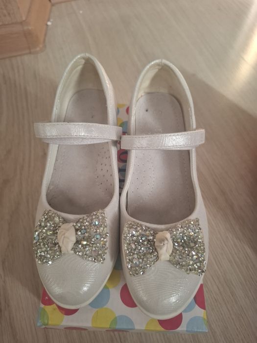 Продам детские туфли по 5000