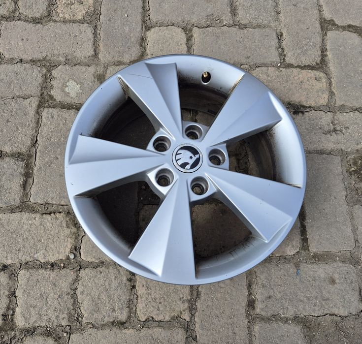 O jantă originală R16 Skoda Octavia seria 6.5Jx16H2 ET46 - 5x112