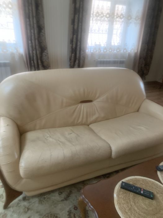 Пионино  советское и кожанный диван