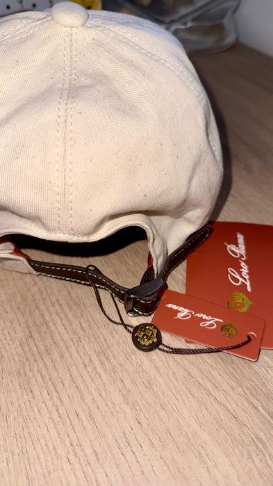 Loro Piana шапка в нежен цвят екрю