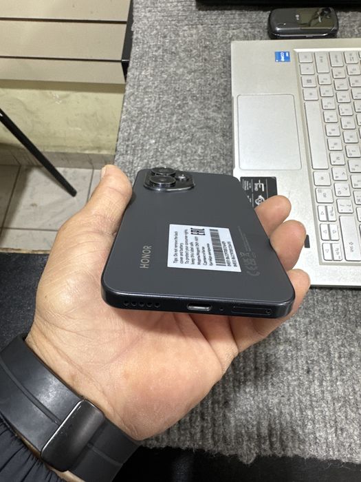 Honor 400 5G 8+8/256  holati rasmda bor idial abmen yoq
