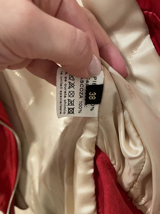 Geaca de piele rosie