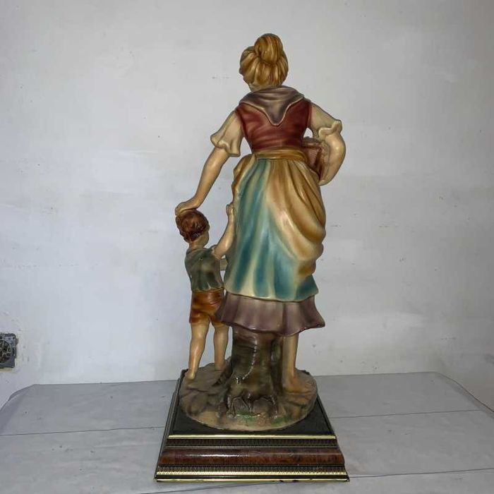 Statuie femeie cu copil
