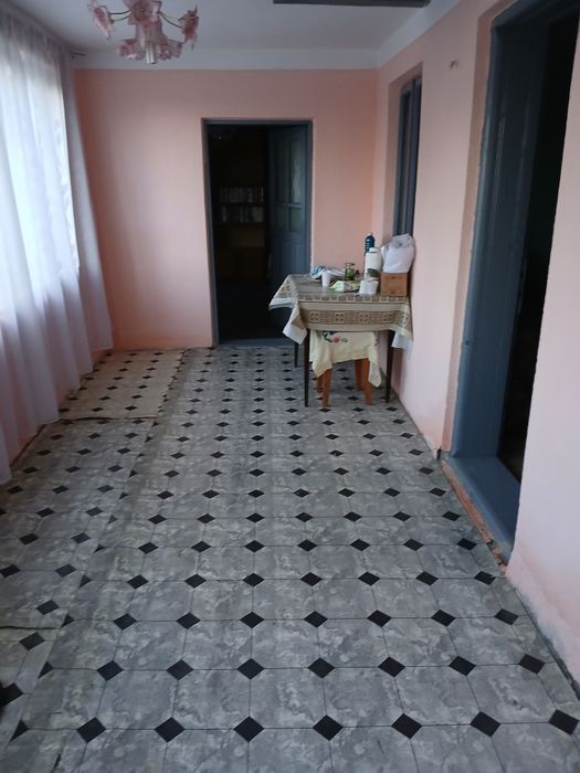 Vând casa la Capreni