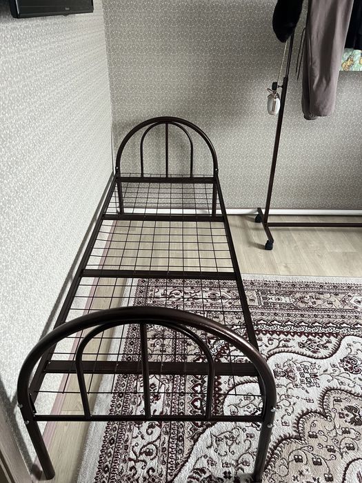 Железная кровать