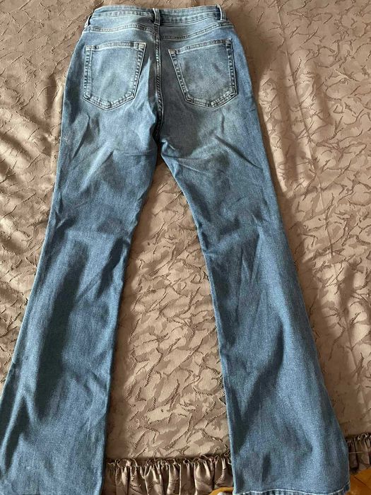 Тренди разкроени дънки със висока талия