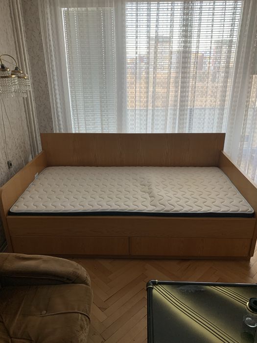 Легло с матрак и чекмеджета