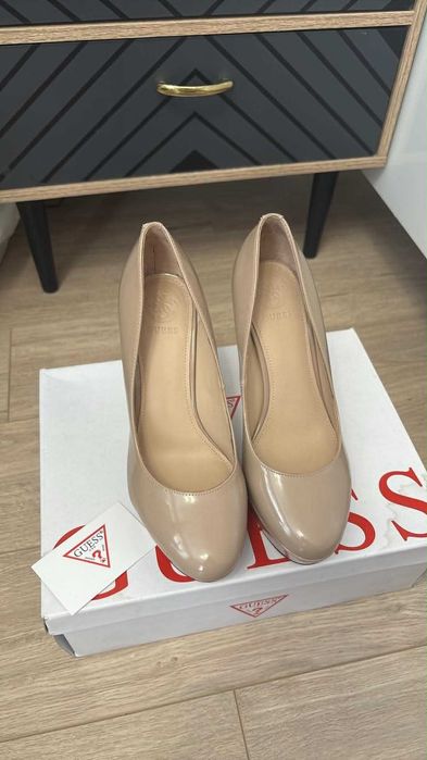Продавам дамски обувки на марката GUESS в телесен цвят.