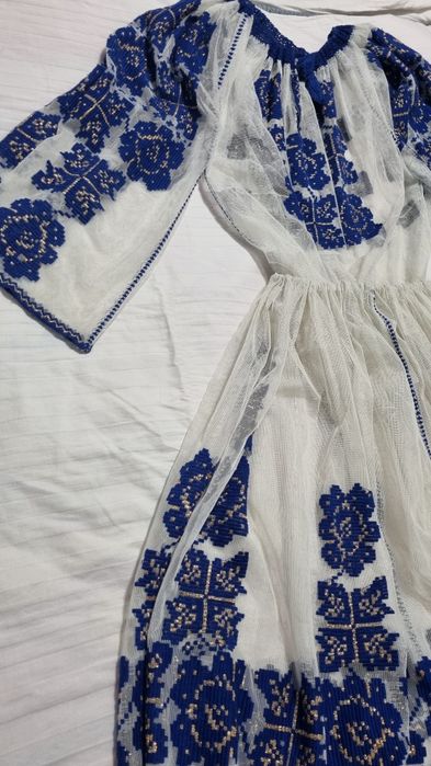 Costum traditional cusut pe tul