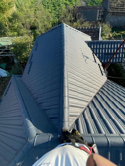 Montaj tabla acoperis tigla metalica reparatii infiltratii jgheaburi