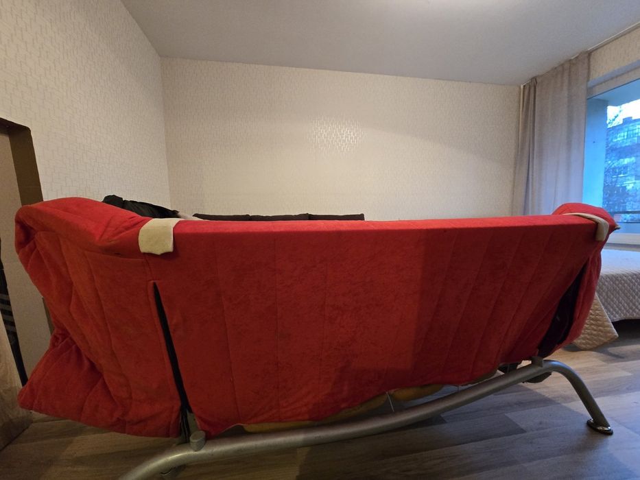 Червен двуместен диван