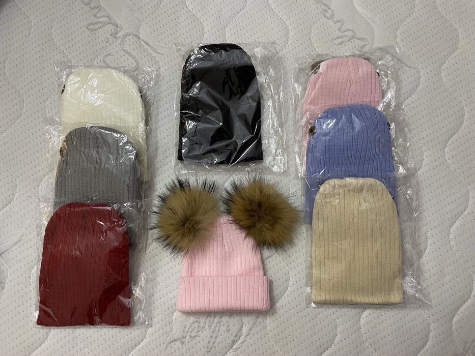 Детски шапки с две естествени пухчета