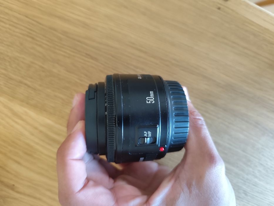 Canon EOS 700D в комплект с обектив 50mm