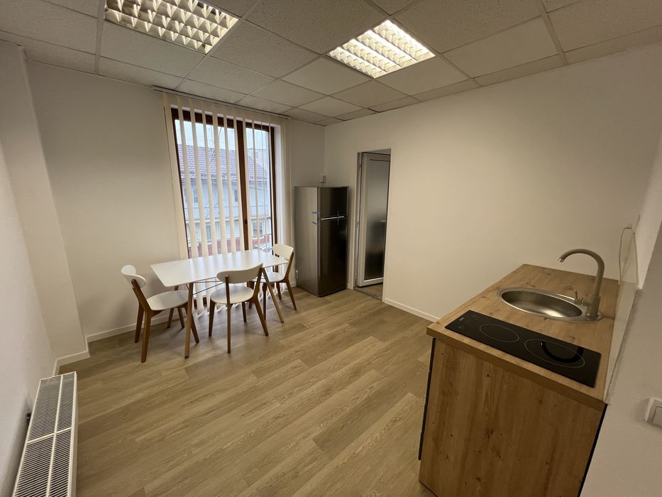 Ocazie!! 2700eur/mp.Imobil 125mp etaj 1 format din 3 apartamente. Curte privata