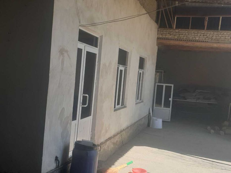 Uy sotiladi 5 sotixli yashab turilgan uy.