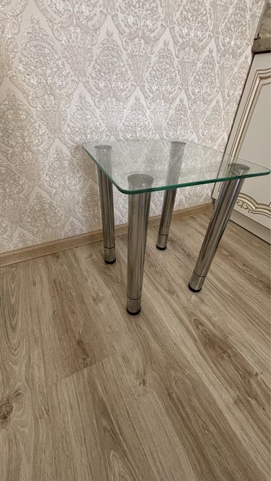 Столик стеклянный