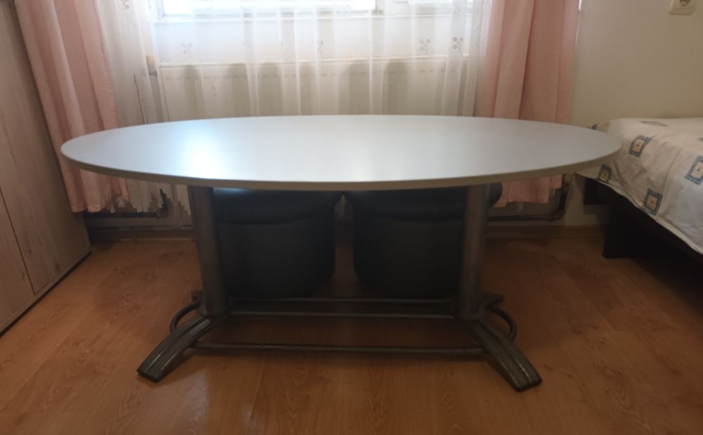 Маса и 2 бр.кръгли табуретки