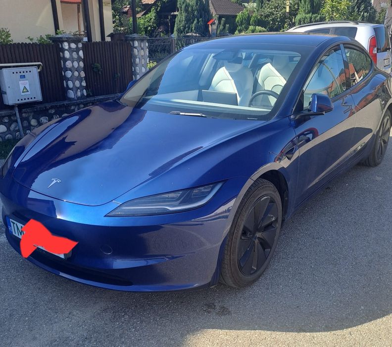 Tesla model 3 AWD Long Range albastra cu interior alb permium