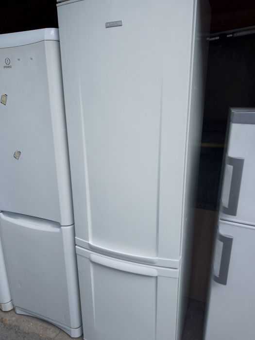 Frigider 2 uși arctic Indesit Whirlpool Indesit asigur transport