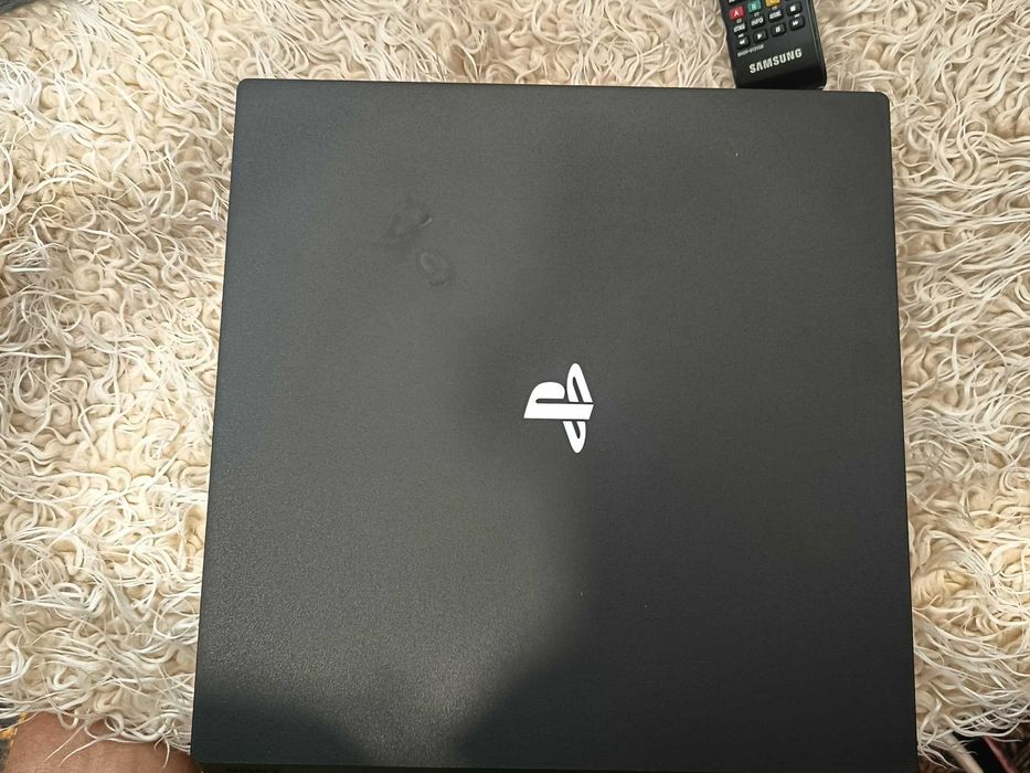 PS4 PRO 1 TB CUH-7216b с 4 игри !