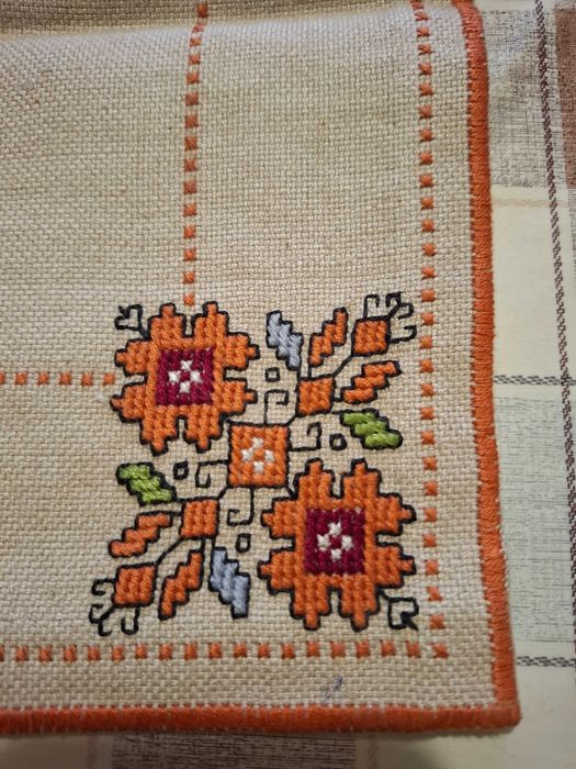 Бродирани каренца