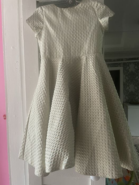 Продам нарядное платье на девочку