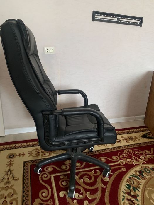 Офисный кресло и диван