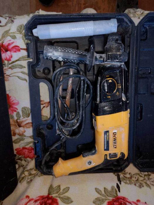 Продам практический  новый мощный перфоратор-DeWALT в полном комплект-
