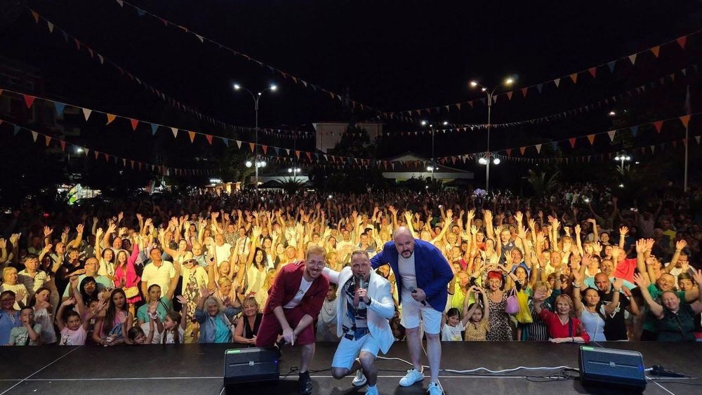 Услуги - сцена , подиум  звук осветление DJ и Др !