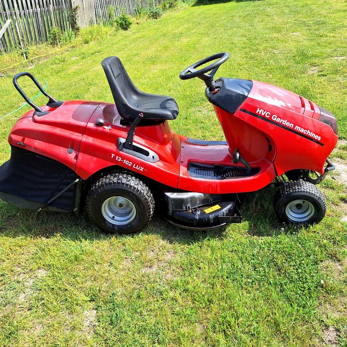 Tractoraș de tăiat iarbă