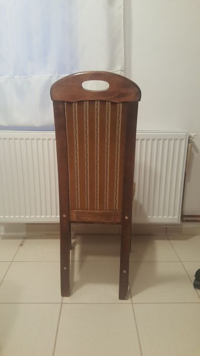 6 Scaune din lemn masiv tapițate.