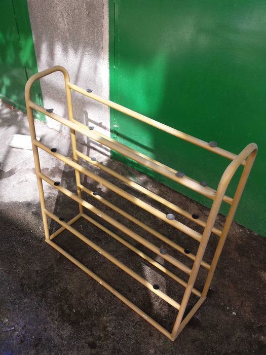 Стелажи със стъклени рафтове