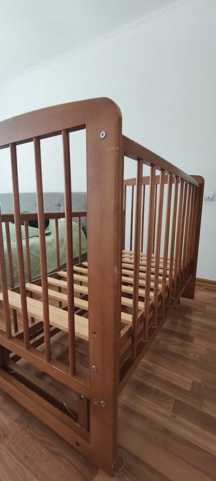 Детская кроватка с маятником