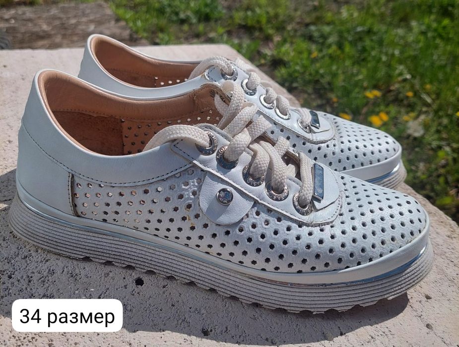 Продам женские кроссовки