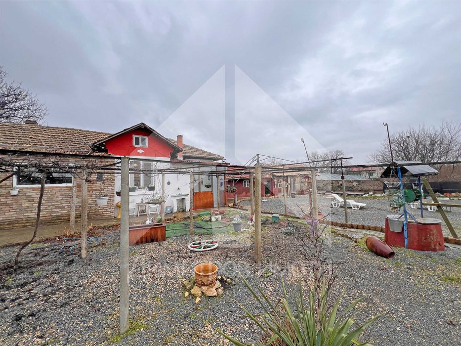 Продава еднофамилна, реновирана къща със 762 кв.м. двор в гр. Плиска.